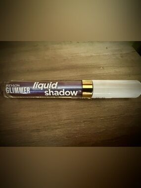 NWT Revlon Glimmer Liquid Shadow Metallic Purple Liquid Eyeshadow